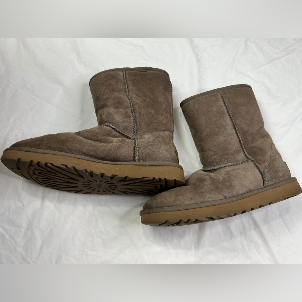 UGG Classic Short II Mid-Calf Sheepskin Boots Women’s Size 8 Chestnut 1016223